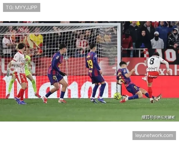 实时：巴萨对阵赫罗纳比赛因客队球迷投掷杂物中断15分钟