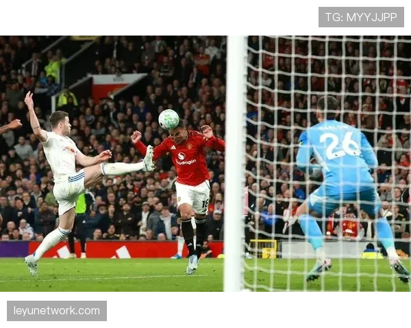 利兹联客场2-1战胜曼联，奥卡福边路突破梅开二度创历史